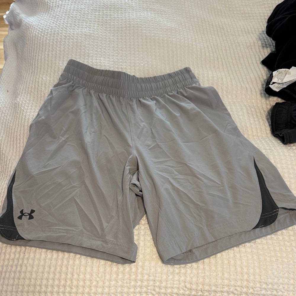 Under Armour Men's Light Gray Athletic Shorts